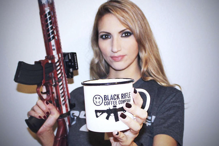 Mulher segura arma e caneca da cafeteria Black Rifle Coffee Company