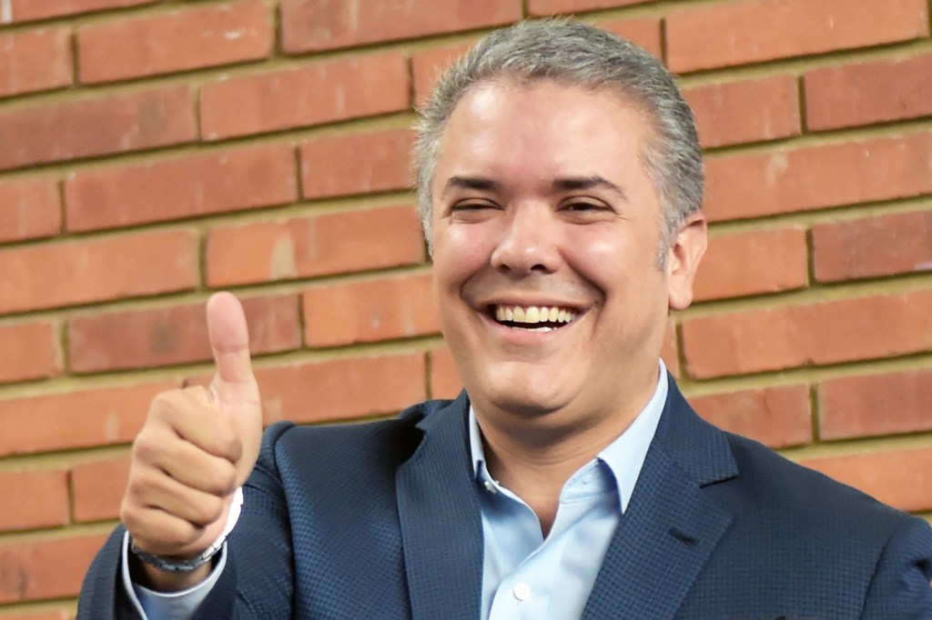 Iván Duque posa para foto após votar em Bogotá - 17/06/2018