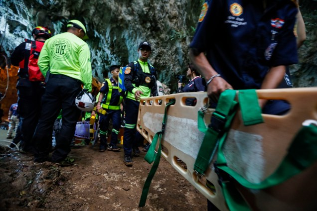 Equipes de resgate chegam à caverna Tham Luang na tentativa de encontrar os membros desaparecidos de uma equipe de futebol de crianças junto com seu treinador em Chiang Rai, na Tailândia - 25/06/2018