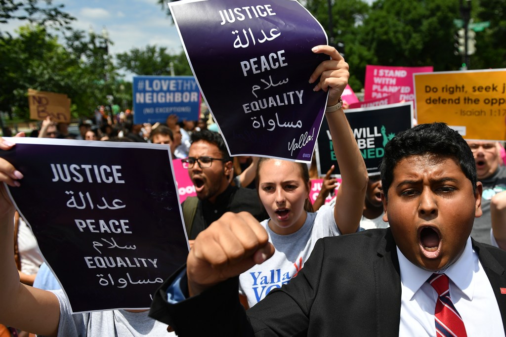 Manifestantes protestam na frente da Suprema Corte dos Estados Unidos, em Washington - 26/06/2018