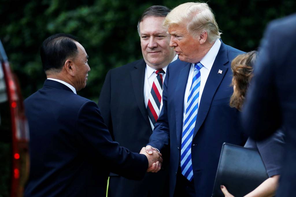Trump recebe braço direito de Kim Jong-un na Casa Branca O presidente dos Estados Unidos, Donald Trump, cumprimenta o general norte-coreano Kim Yong Chol, após encontro na Casa Branca - 01/06/2018