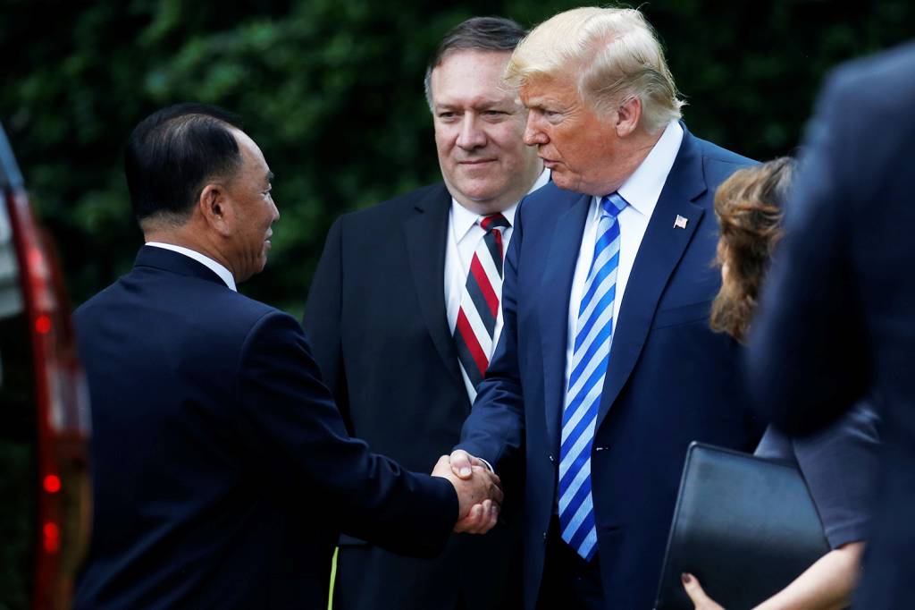 O presidente dos Estados Unidos, Donald Trump, cumprimenta o general norte-coreano Kim Yong Chol, após encontro na Casa Branca - 01/06/2018