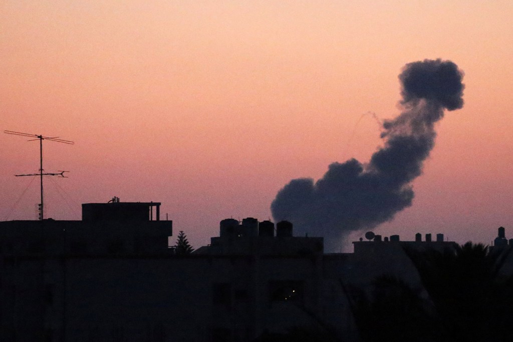 Fumaça é vista na região central de Gaza, após ataques aéreos realizados - 20/06/2018