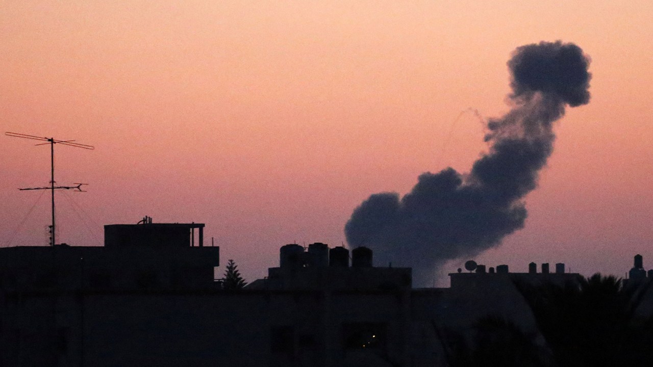 Fumaça é vista na região central de Gaza, após ataques aéreos realizados - 20/06/2018