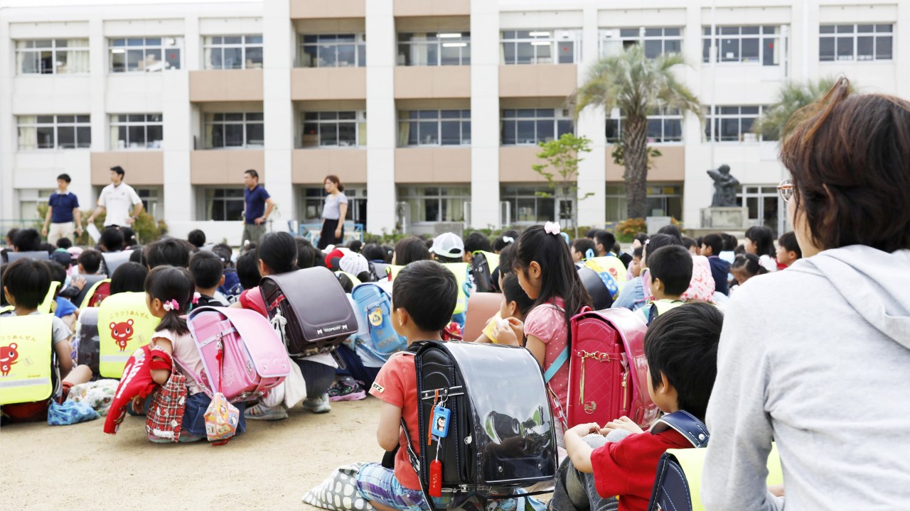 Crianças são evacuadas de escola em Osaka, no Japão, após terremoto de 5,9 graus na escala Richter atingir a região - 17/06/2018