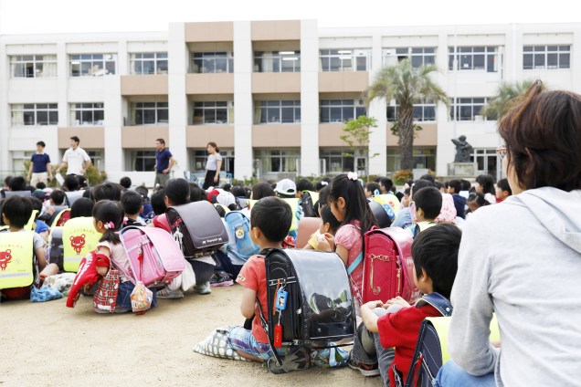 Crianças são evacuadas de escola em Osaka, no Japão, após terremoto de 5,9 graus na escala Richter atingir a região - 17/06/2018
