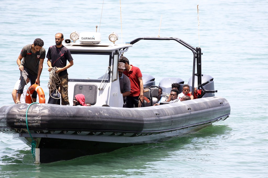 Migrantes que sobreviveram ao naufrágio de bote são resgatados na costa da Líbia - 29/06/2018