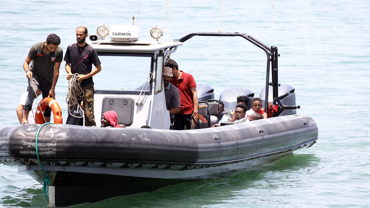 Migrantes que sobreviveram ao naufrágio de bote são resgatados na costa da Líbia - 29/06/2018