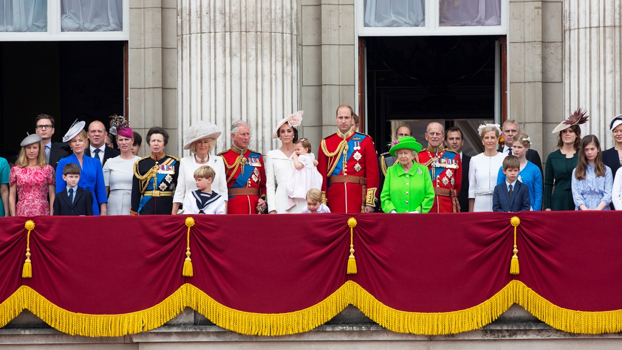 Membros da família real britânica assistem a acrobacias da Força Aérea, durante a parada 'Trooping The Colour', no Palácio de Buckingham - 11/06/2016
