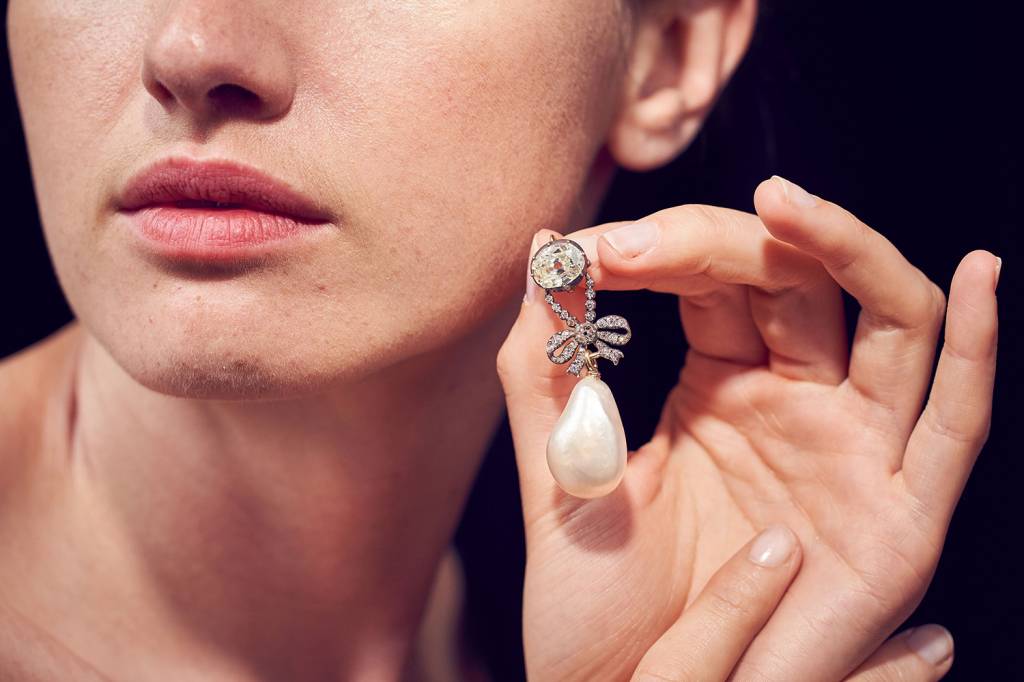 Modelo exibe pingente de diamante que pertenceu à Maria Antonieta, e está sendo leiloada pela casa de leilões Sotheby's - 12/06/2018