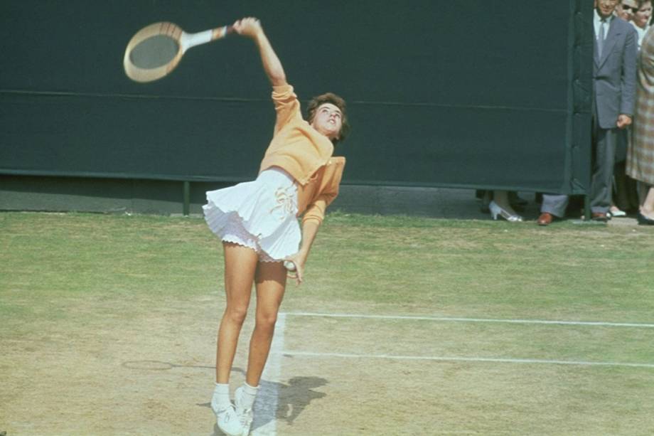 Maria Esther Bueno durante partida no torneio de Wimbledon