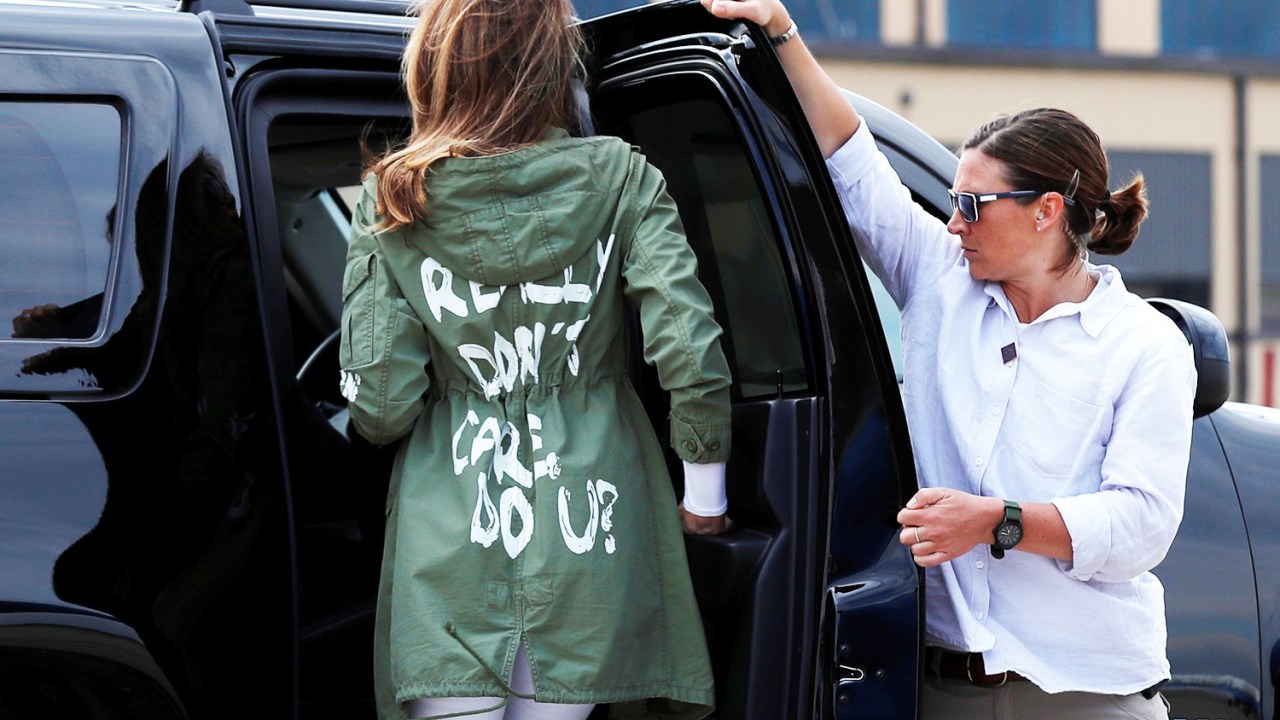 A primeira-dama Melania Trump é vista com jaqueta com os dizeres 'Eu realmente não me importo, e você?', após visitar fronteira entre o México e os Estados Unidos - 21/06/2018