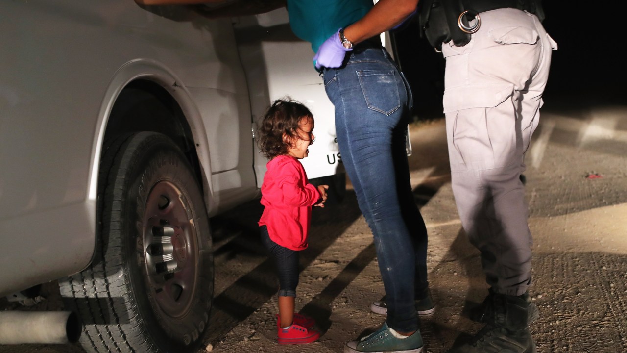 Garota hondurenha de 2 anos de idade chora após sua mãe ser detida na fronteira entre o México e os Estados Unidos, localizada em McAllen, Texas - 12/06/2018