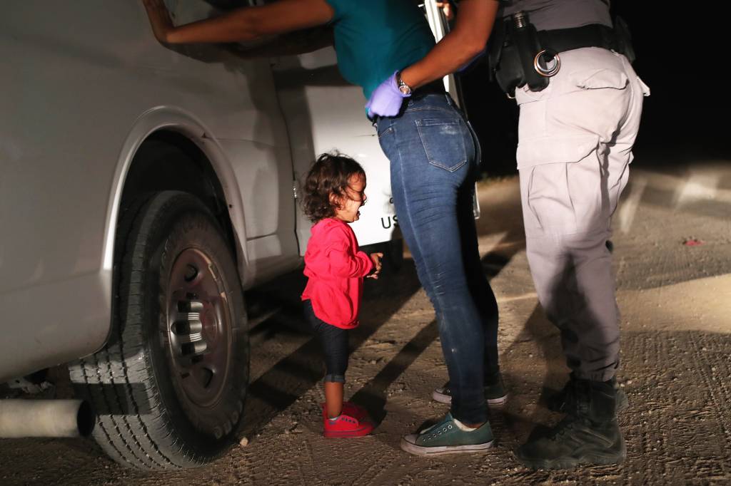 Garota hondurenha de 2 anos de idade chora após sua mãe ser detida na fronteira entre o México e os Estados Unidos, localizada em McAllen, Texas - 12/06/2018