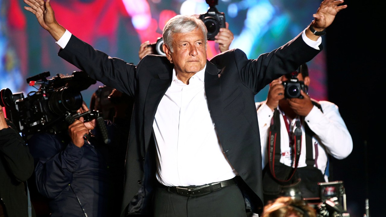 O candidato à presidência do México, Andrés Manuel López Obrador, realiza campanha no Estádio Azteca, na Cidade do México - 27/06/2018