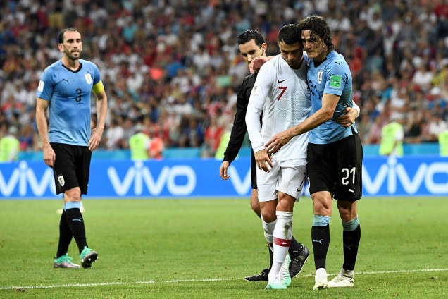 Cristiano Ronaldo ajuda Edinson Cavani a deixar o campo, após o atacante uruguaio ter sentido dores na panturrilha - 30/06/2018