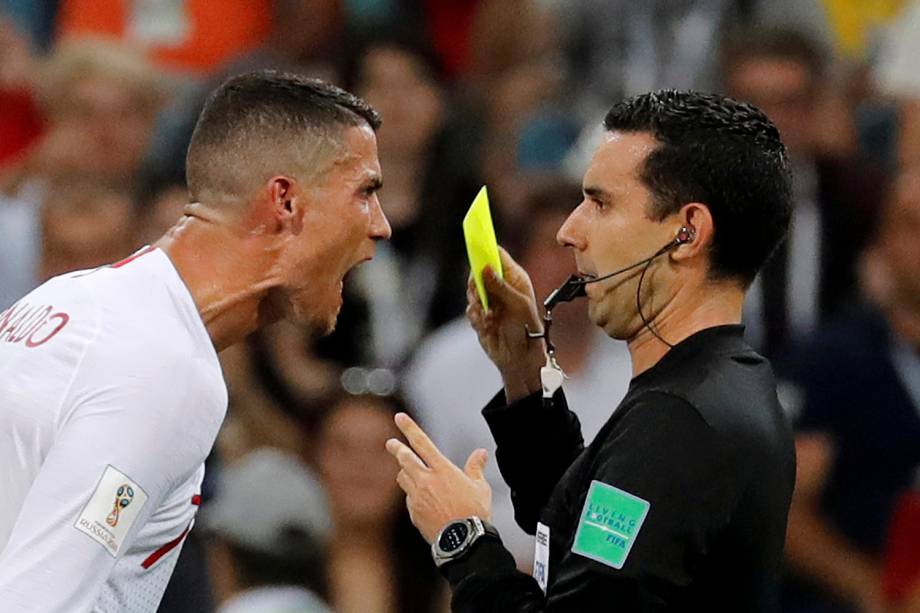 Cristiano Ronaldo reage após uma marcação de falta com cartão amarelo do árbitro Cesar Arturo Ramos - 30/06/2018