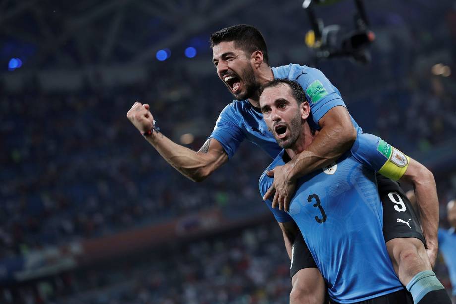 Diego Godin e Luis Suarez, do Uruguai, comemoram a vitória que desclassifica Portugal da Copa do Mundo Rússia - 30/06/2018