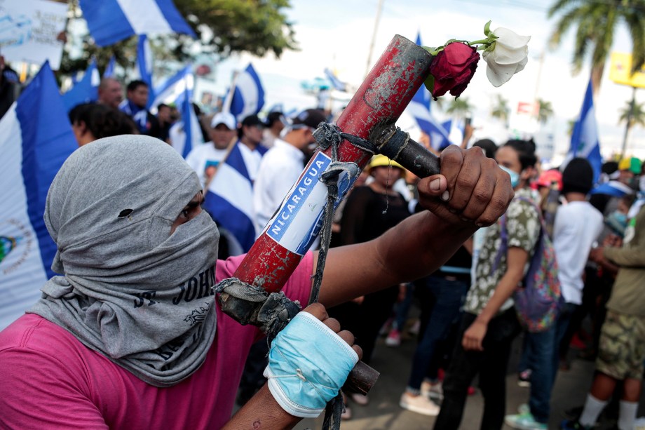Manifestante posa com morteiro durante protesto contra o presidente da Nicarágua Daniel Ortega em Manágua - 30/05/2018