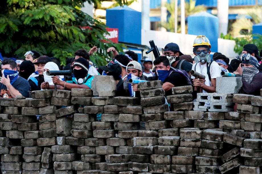 Manifestantes ficam atrás de barricada durante protesto contra o presidente da Nicarágua Daniel Ortega em Manágua - 30/05/2018