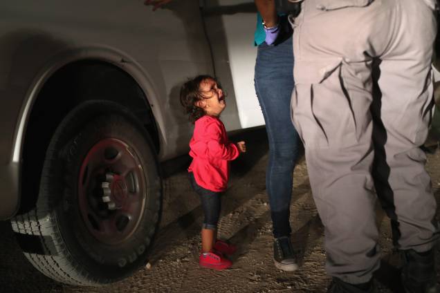 Imagem clicada pelo fotógrafo John Moore, recebeu o prêmio de 'Foto do ano'. A imagem mostra uma garota hondurenha de 2 anos chorando após sua mãe ser detida na fronteira entre o México e Estados Unidos, em McAllen, Texas - 12/06/2018