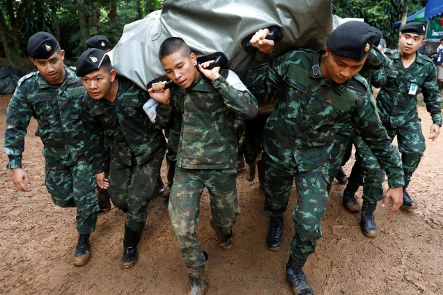 Soldados descarregam suprimentos no complexo de cavernas de Tham Luang, em busca de membros de um time de futebol sub-16 e seu treinador presos no local, na província de Chiang Rai, Tailândia - 29/06/2018