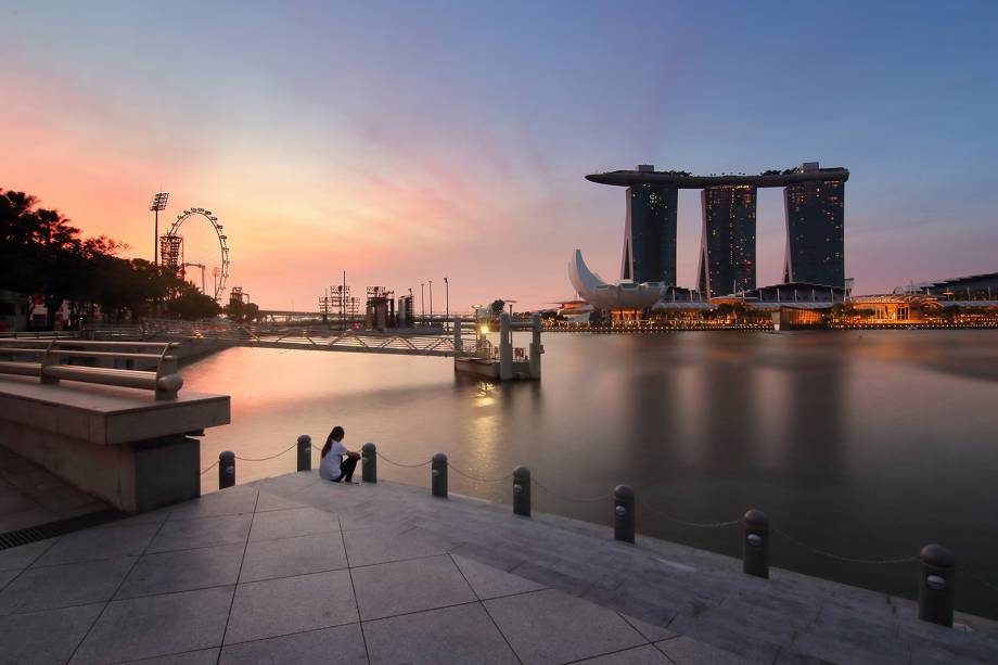 Pôr do sol na Baía dos barcos em Singapura