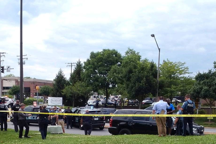 Policiais isolam área de jornal em Annapolis, no estado americano de Maryland - 28/06/2018 Policiais isolam área de jornal em Annapolis, no estado americano de Maryland - 28/06/2018