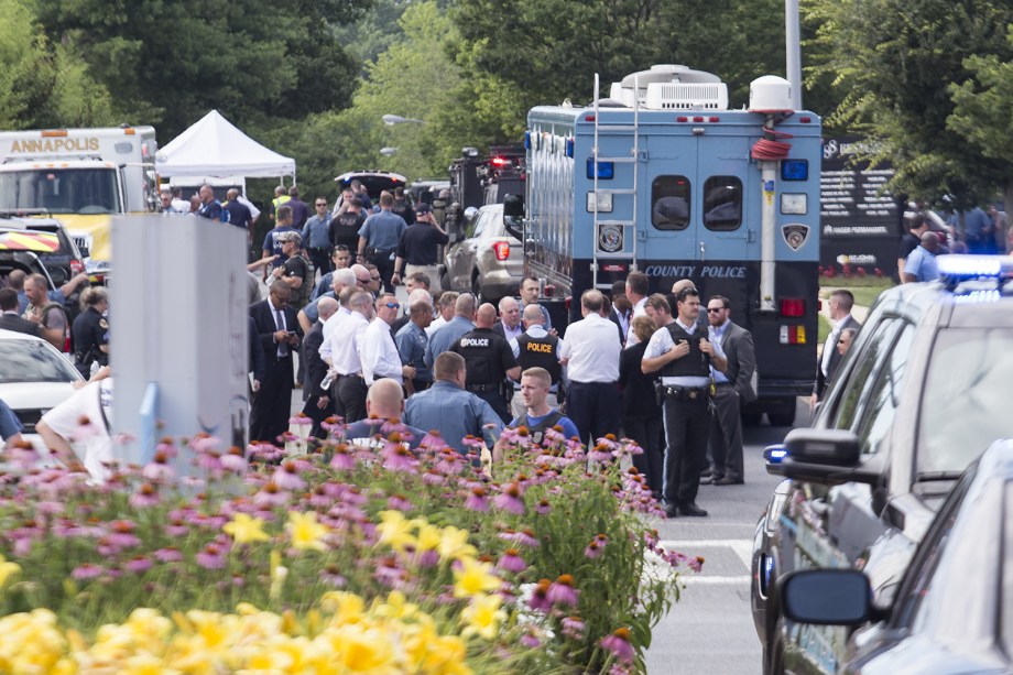 Policiais e equipes de resgate são vistos na frente do jornal Capital Gazette, em Annapolis, no estado americano de Maryland, após tiroteio deixar mortos e feridos - 28/06/2018