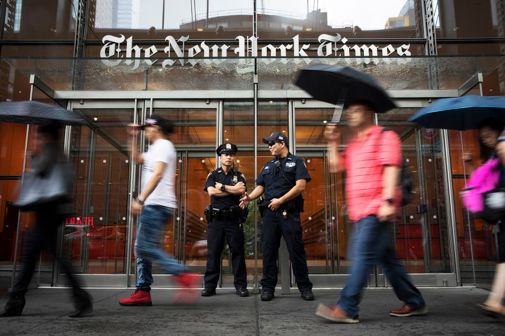 Policiais de Nova York reforçam a segurança na sede do jornal The New York Times, após tiroteio no jornal Capital Gazette, em Maryland - 28/06/2018