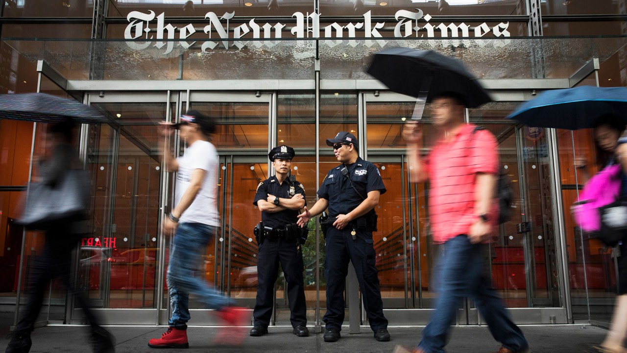 Policiais de Nova York reforçam a segurança na sede do jornal The New York Times, após tiroteio no jornal Capital Gazette, em Maryland - 28/06/2018
