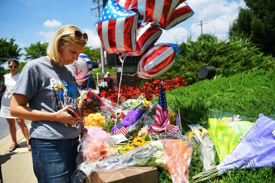 Flores, balões e bandeiras são colocadas próximas da sede do jornal Capital Gazette, em Annapolis, no estado americano de Maryland - 29/06/2018