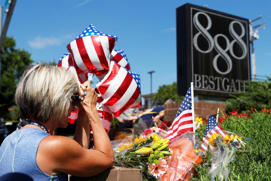 Flores, balões e bandeiras são colocadas próximas da sede do jornal Capital Gazette, em Annapolis, no estado americano de Maryland - 29/06/2018