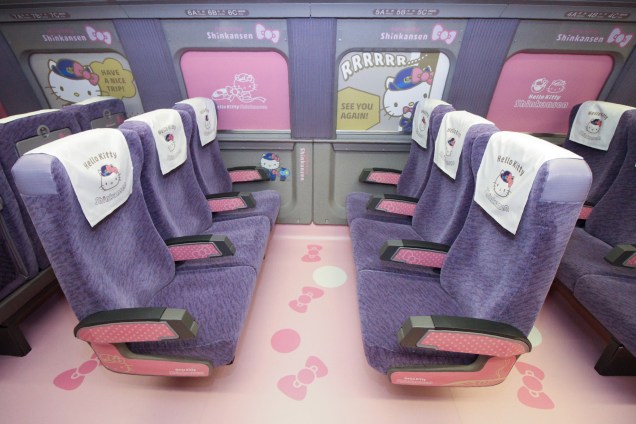 Os vagões têm assentos lilás e rosa, decorados com desenhos da Hello Kitty
