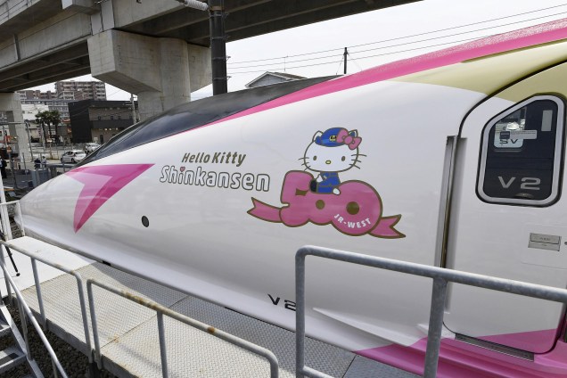 A West Japan Railway Co. (JR-West) apresenta um trem-bala com o tema da personagem Hello Kitty na cidade de Nakagawa, Japão