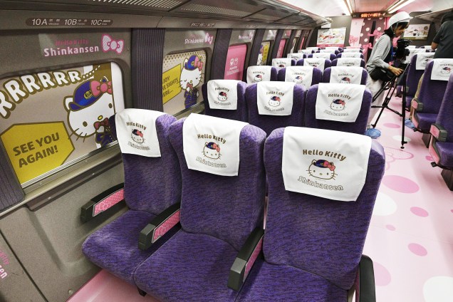 Os vagões têm assentos lilás e rosa, decorados com desenhos da Hello Kitty