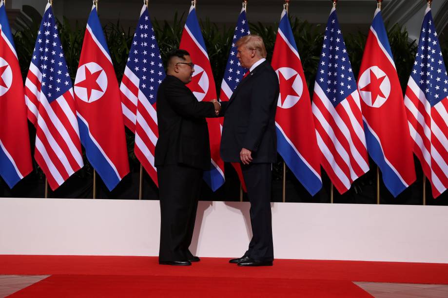 O ditador da Coreia do Norte, Kim Jong-un, cumprimenta o presidente dos Estados Unidos, Donald Trump, no início da histórica cúpula, no Hotel Capella, na ilha de Sentosa, em Singapura