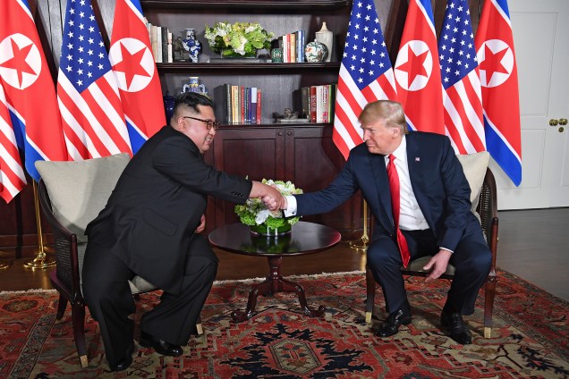 O presidente dos Estados Unidos, Donald Trump, aperta a mão do ditador da Coreia do Norte, Kim Jong-un durante encontro histórico no Hotel Capella, na ilha de Sentosa, em Singapura