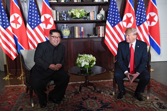 O presidente dos Estados Unidos, Donald Trump, se reúne com o ditador da Coreia do Norte, Kim Jong-un durante encontro histórico no Hotel Capella, na ilha de Sentosa, em Singapura