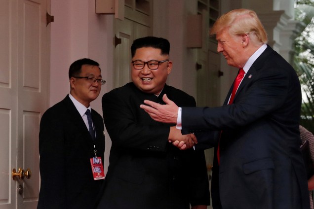 O presidente dos Estados Unidos, Donald Trump, e o ditador da Coreia do Norte, Kim Jong-un, durante reunião bilateral no Hotel Capella, na ilha de Sentosa, em Singapura