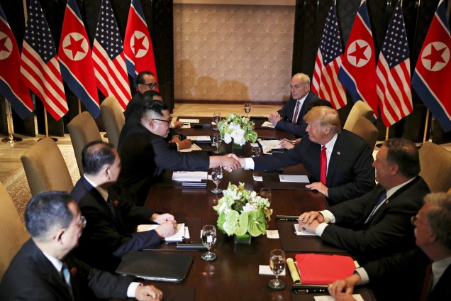 O presidente dos Estados Unidos, Donald Trump, aperta a mão do ditador da Coreia do Norte, Kim Jong-un, durante reunião bilateral no Hotel Capella, na ilha de Sentosa, em Singapura