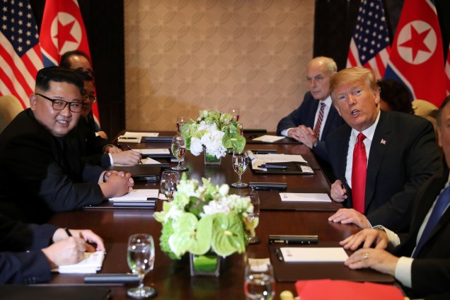 O presidente dos Estados Unidos, Donald Trump, e o ditador da Coreia do Norte, Kim Jong-un, durante reunião bilateral no Hotel Capella, na ilha de Sentosa, em Singapura