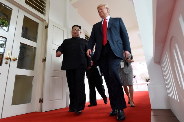 O ditador da Coreia do Norte, Kim Jong-un, caminha ao lado do presidente dos Estados Unidos, Donald Trump, antes da reunião no Hotel Capella, na ilha de Sentosa, em Singapura