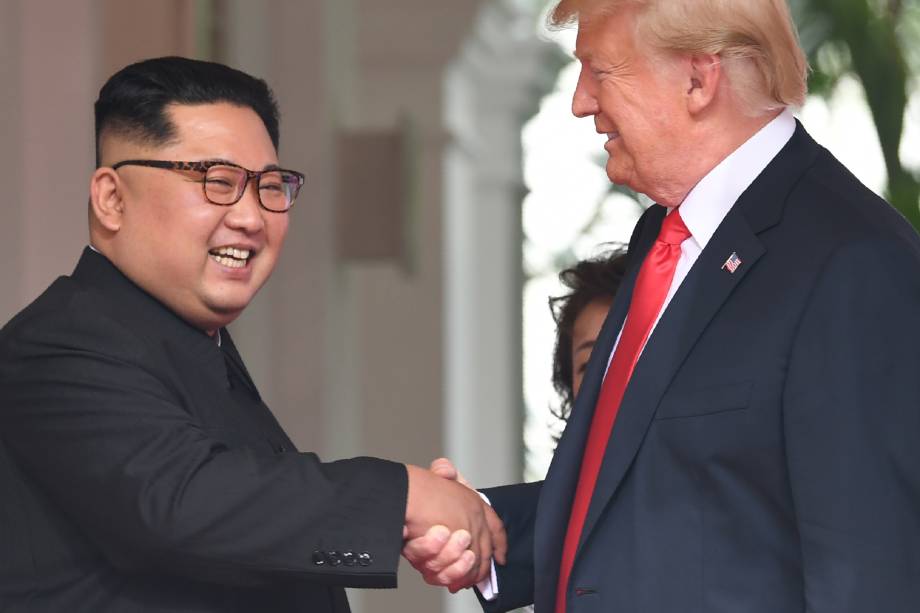 O ditador da Coreia do Norte, Kim Jong-un, cumprimenta o presidente dos Estados Unidos, Donald Trump, no início da histórica cúpula entre os dois países, no Hotel Capella, na Ilha de Sentosa, em Singapura O ditador da Coreia do Norte, Kim Jong-un, cumprimenta o presidente dos Estados Unidos, Donald Trump, no início da histórica cúpula entre os dois países, no Hotel Capella, na Ilha de Sentosa, em Singapura