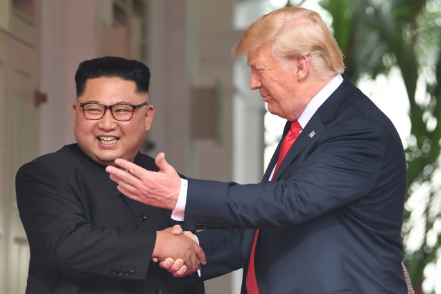 O ditador da Coreia do Norte, Kim Jong-un, cumprimenta o presidente dos Estados Unidos, Donald Trump, no início da histórica cúpula entre os dois países, no Hotel Capella, na Ilha de Sentosa, em Singapura