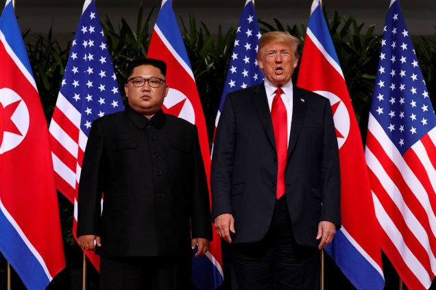 O ditador da Coreia do Norte, Kim Jong-un, posa para foto ao lado do presidente dos Estados Unidos, Donald Trump, antes da reunião no Hotel Capella, na ilha de Sentosa, em Singapura