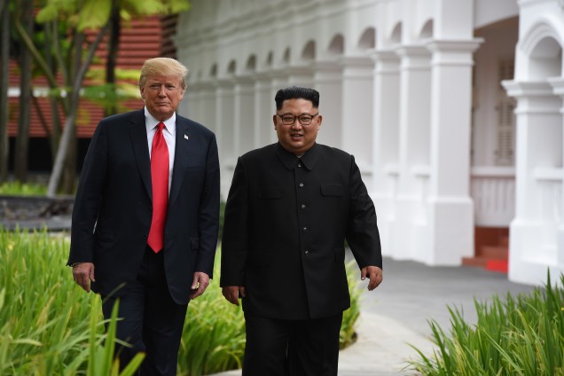 O ditador da Coreia do Norte, Kim Jong-un, caminha com o presidente dos Estados Unidos, Donald Trump, durante pausa nas conversações no Hotel Capella, na ilha de Sentosa, em Singapura