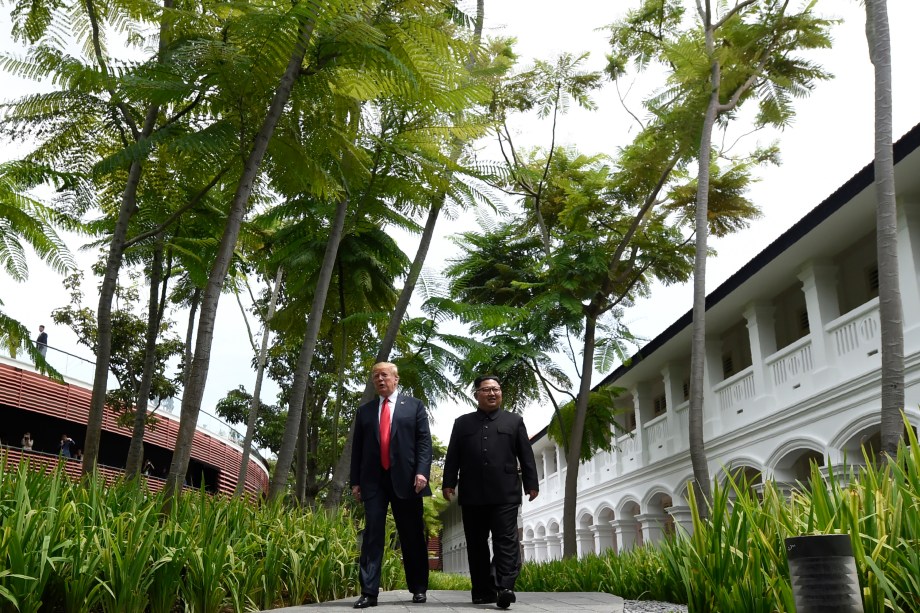 O presidente dos Estados Unidos, Donald Trump, e o ditador norte-coreano, Kim Jong-un, caminham depois do almoço no Hotel Capella, na ilha de Sentosa, em Singapura