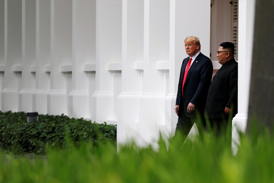O presidente dos Estados Unidos, Donald Trump, e o ditador norte-coreano, Kim Jong-un, caminham depois do almoço no Hotel Capella, na ilha de Sentosa, em Singapura
