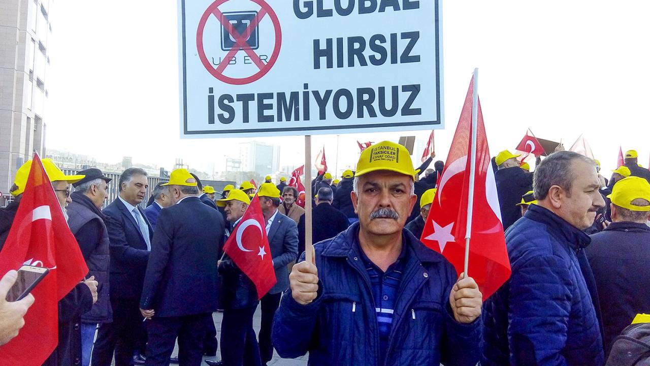 Taxistas protestam contra a liberação do aplicativo Uber, em Istambul, capital da Turquia - 12/03/2018